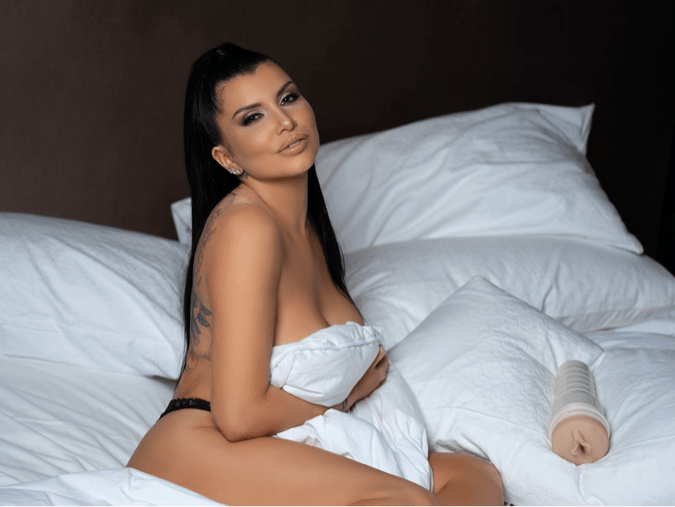 Consejos para pollas con Romi Rain - Fleshlight