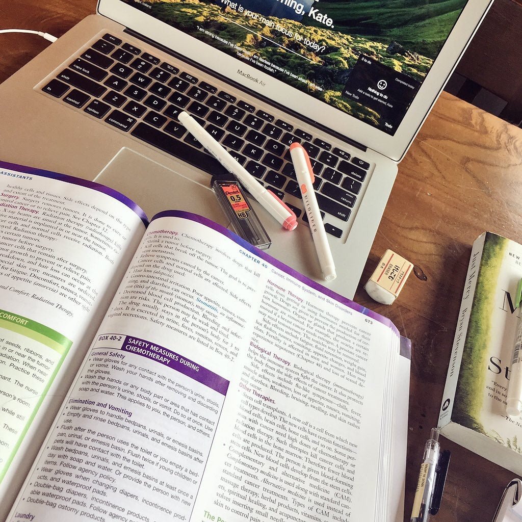 ¡Uy! Estrella porno japonesa aparece en el libro de la escuela - Fleshlight